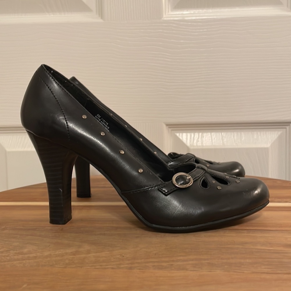 Unlisted Heels Women’s 8 Black Silver Rivets Flower Petal Cutouts Classic Sturdy - Picture 9 of 14